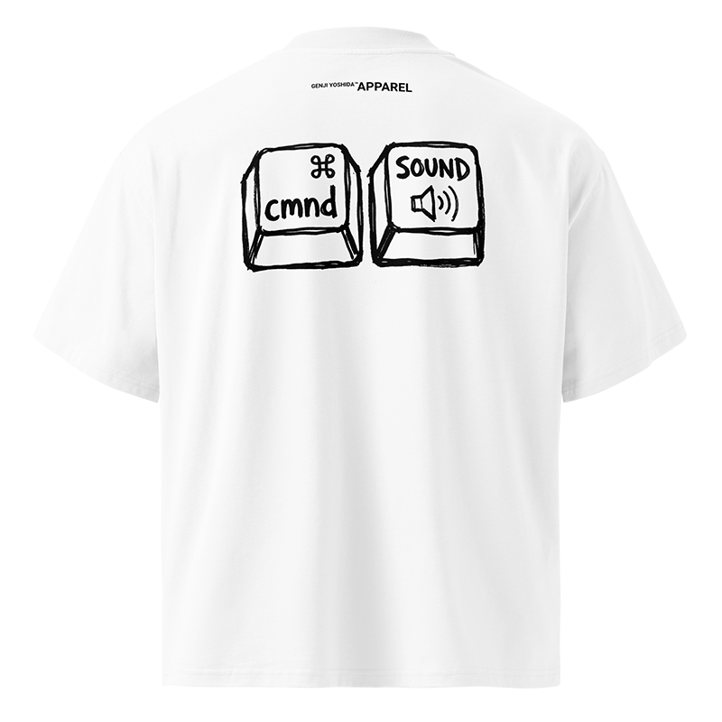 Weißes Oversized Shirt von hinten mit zwei handgezeichneten Tastaturtasten, cmnd mit Befehlstaste-Symbol und SOUND mit Lautsprecher-Symbol