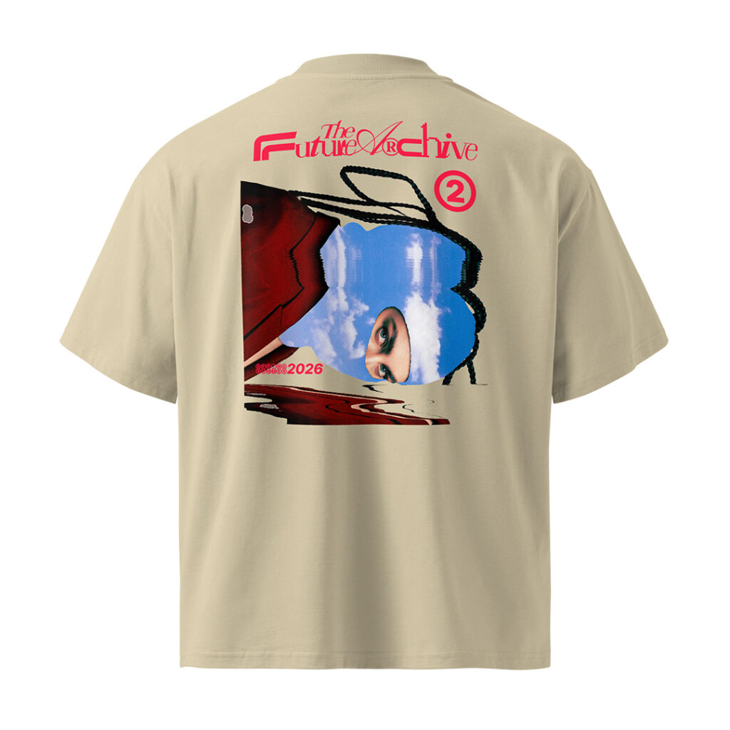 Oversized Shirt in Stone von hinten, Rückenprint The Future Archive mit einer Sturmhaube aus Himmel und Wolken