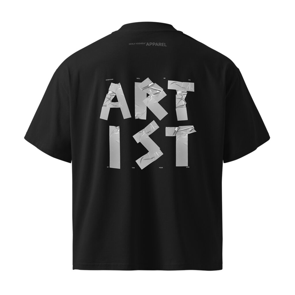 Schwarzes Oversized Shirt von hinten, Rückenprint aus Gaffer-Tape-Buchstaben: EVERYONE WILL BE AN ARTIST BY THE YEAR 2035