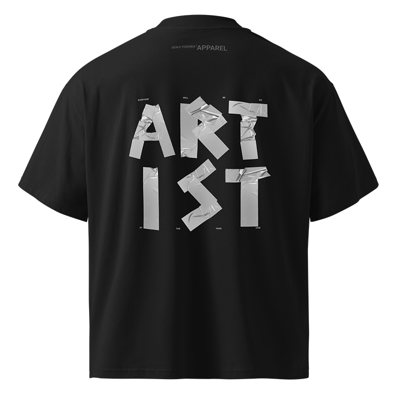Schwarzes Oversized Shirt von hinten, Rückenprint aus Gaffer-Tape-Buchstaben: EVERYONE WILL BE AN ARTIST BY THE YEAR 2035