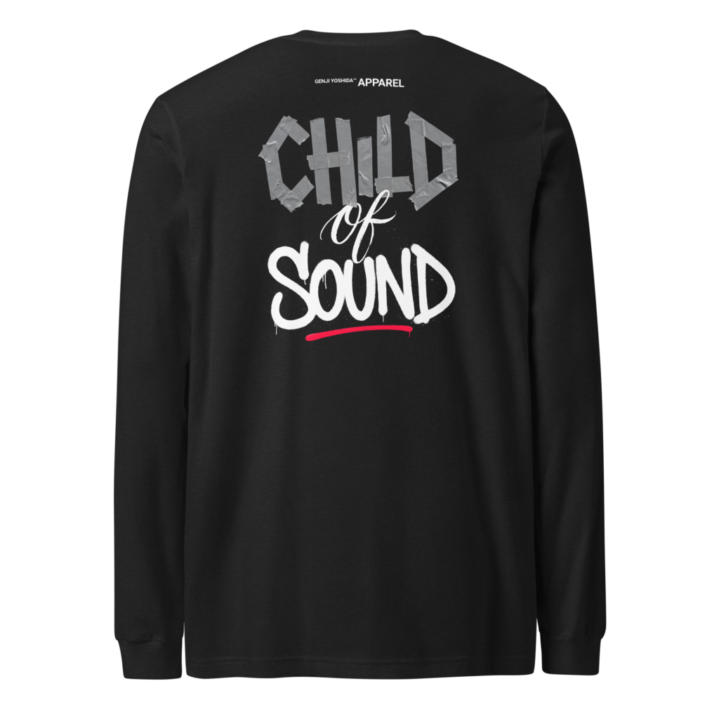 Rückseite eines schwarzen Longsleeves von GENJI YOSHIDA™ APPAREL. Oben im Nacken steht klein GENJI YOSHIDA™ APPAREL. Darunter groß CHILD in grauer Duct-Tape-Optik, of in weißer Kalligrafie und SOUND in weißer Sprühschrift mit kleinen Laufspuren, unterstrichen mit einem roten Strich.
