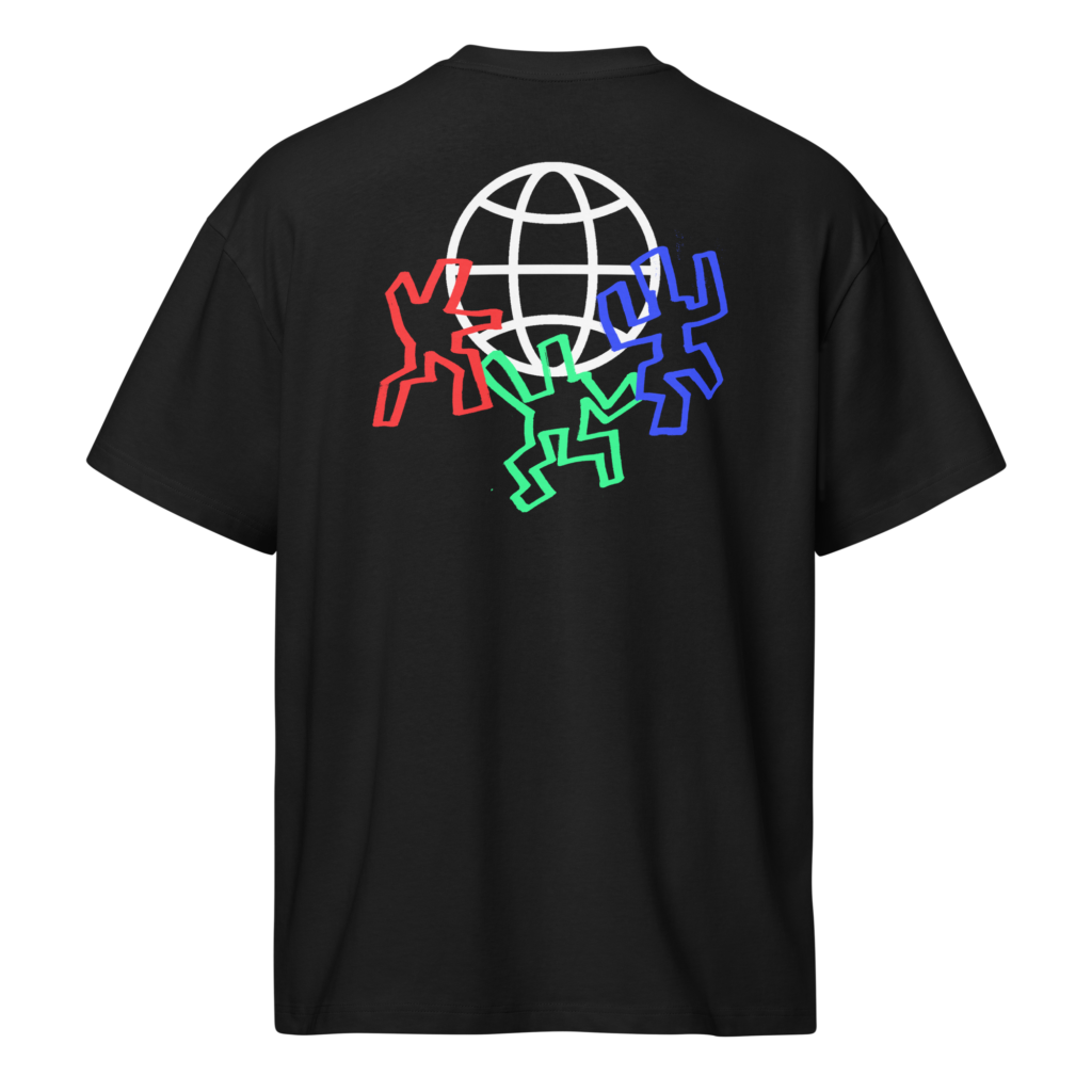 Rückseite eines schwarzen Boxy T-Shirts von GENJI YOSHIDA™ APPAREL. Oben mittig ein weiß gezeichneter Globus, darunter drei gekritzelte Figuren in Rot, Grün und Blau, die mit erhobenen Armen um den Globus tanzen.